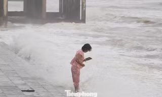Bão áp sát, người dân vẫn vô tư 'chơi đùa' với sóng biển Cửa Lò