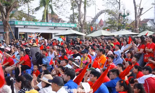 Hàng nghìn người đổ về Quảng trường Hồ Chí Minh 