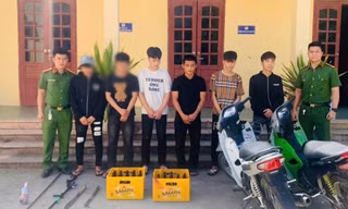 Nhóm ‘quái xế” mang hung khí, ném vỏ bia vào nhà dân dù bỏ chạy vẫn không thoát