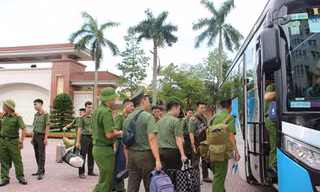 Mưa lũ tàn phá bản làng, 100 cán bộ công an Nghệ An xuất quân