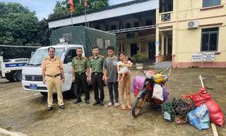Băng mưa lũ về quê, cả gia đình bị thả giữa đường quốc lộ ngập nước