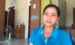 Người vợ xúc động đón tin chồng bán gà lôi trắng được tại ngoại