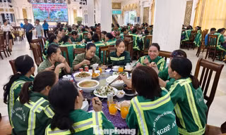 Sự đối đãi với hàng trăm công nhân môi trường sau bão số 5
