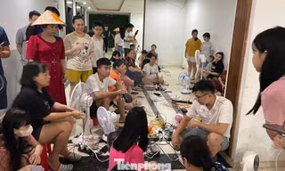 Chật kín người ngồi chờ sạc điện thoại ở trung tâm thương mại, chung cư