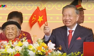 Mẹ Việt Nam Anh hùng ngồi cạnh Tổng Bí thư Tô Lâm trong lễ diễu binh