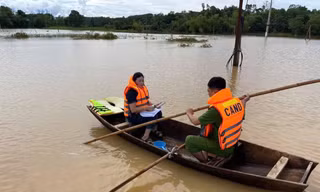 Cán bộ chèo thuyền 'vượt lũ' mang quà Tết Độc lập đến vùng bị cô lập