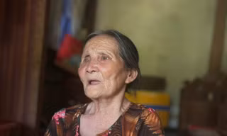 Cựu thanh niên xung phong bật khóc khi kể lại ký ức tham gia chiến trường.