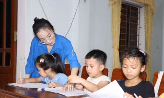 Hành trình ươm mầm tri thức của những ‘cô giáo’ áo xanh 