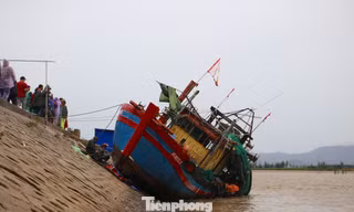 Hàng chục tàu thuyền bị vùi nát, sóng đánh chìm do bão số 5
