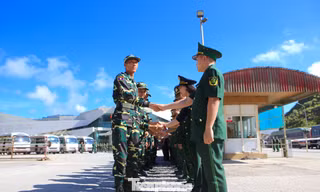 Đoàn quân đội Lào trở về nước sau khi hoàn thành xuất sắc nhiệm vụ A80 