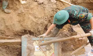 Cào bùn lũ, bộ đội tìm thấy két sắt chứa nhiều tài sản giá trị