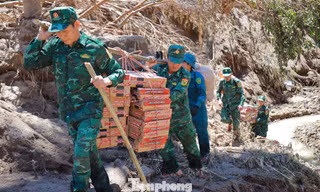 Vượt núi, vượt sông cõng hàng cứu trợ vào tiếp tế người dân đang bị cô lập do lũ