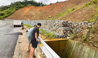 Phát hiện thi thể người đàn ông nằm cạnh xe máy dưới mương sâu hơn 2m