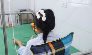 Tình trạng sức khỏe bé gái bị cha dượng dùng búa đinh đánh vào đầu 