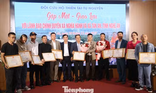 Tri ân lực lượng cứu hộ thiên tai tự nguyện hỗ trợ người dân vùng lũ Nghệ An