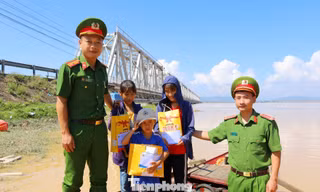 Công an Nghệ An tặng quà trung thu trẻ em vùng lũ, đặc biệt khó khăn