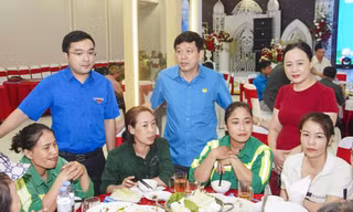 Bữa cơm tiếp sức sau bão số 10