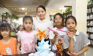 Gói yêu thương vào đèn Trung thu gửi tặng bạn nhỏ vùng lũ