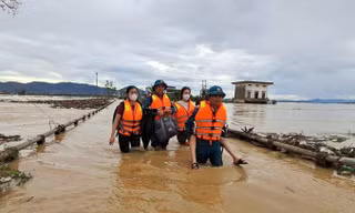 Những ‘người hùng’ trong bão lũ ở Nghệ An
