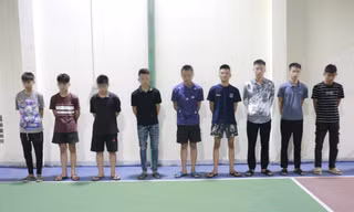 Truy đuổi nhầm người trên phố khi mang hung khí đi tìm đối thủ