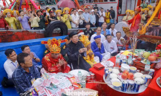 Linh thiêng lễ Vọng Nghinh giữa biển