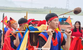 Linh thiêng lễ rước nước trong lễ hội Đền Vua Mai
