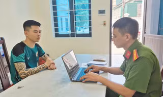 Hỏi mua 10 quả trứng rồi giật dây chuyền vàng của chủ quán