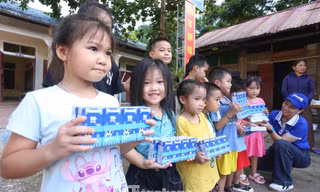 Vinamilk, báo Tiền Phong mang yêu thương về với bà con vùng lũ Nghệ An