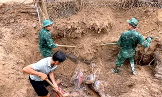 Bộ đội vào tâm lũ khám chữa bệnh, cào bùn tìm tài sản giúp dân