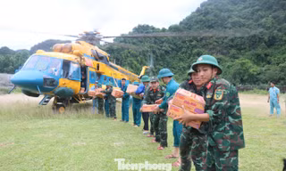 Trực thăng đưa gần 20 tấn nhu yếu phẩm tiếp tế người dân vùng tâm lũ