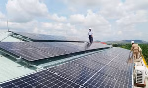 Lắp điện mặt trời cho các cơ sở y tế vùng lũ