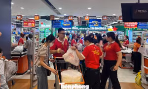 Ngày cuối nghỉ lễ: Người dân TPHCM tranh thủ mua sắm, vui chơi...
