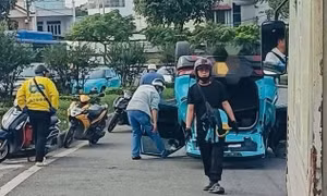 Ô tô công nghệ lật ngửa trên cầu vượt Quang Trung ở TPHCM 