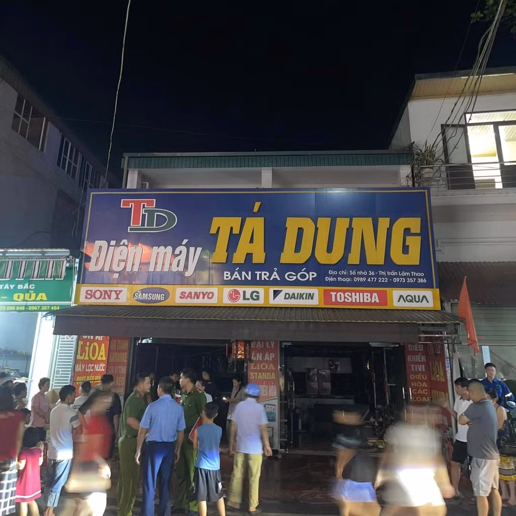 Cửa hàng điện máy xảy ra cháy trong đêm, chủ hộ bị bất tỉnh được lực lượng cảnh sát PCCC cấp cứu kịp thời (Ảnh: Công an cung cấp).