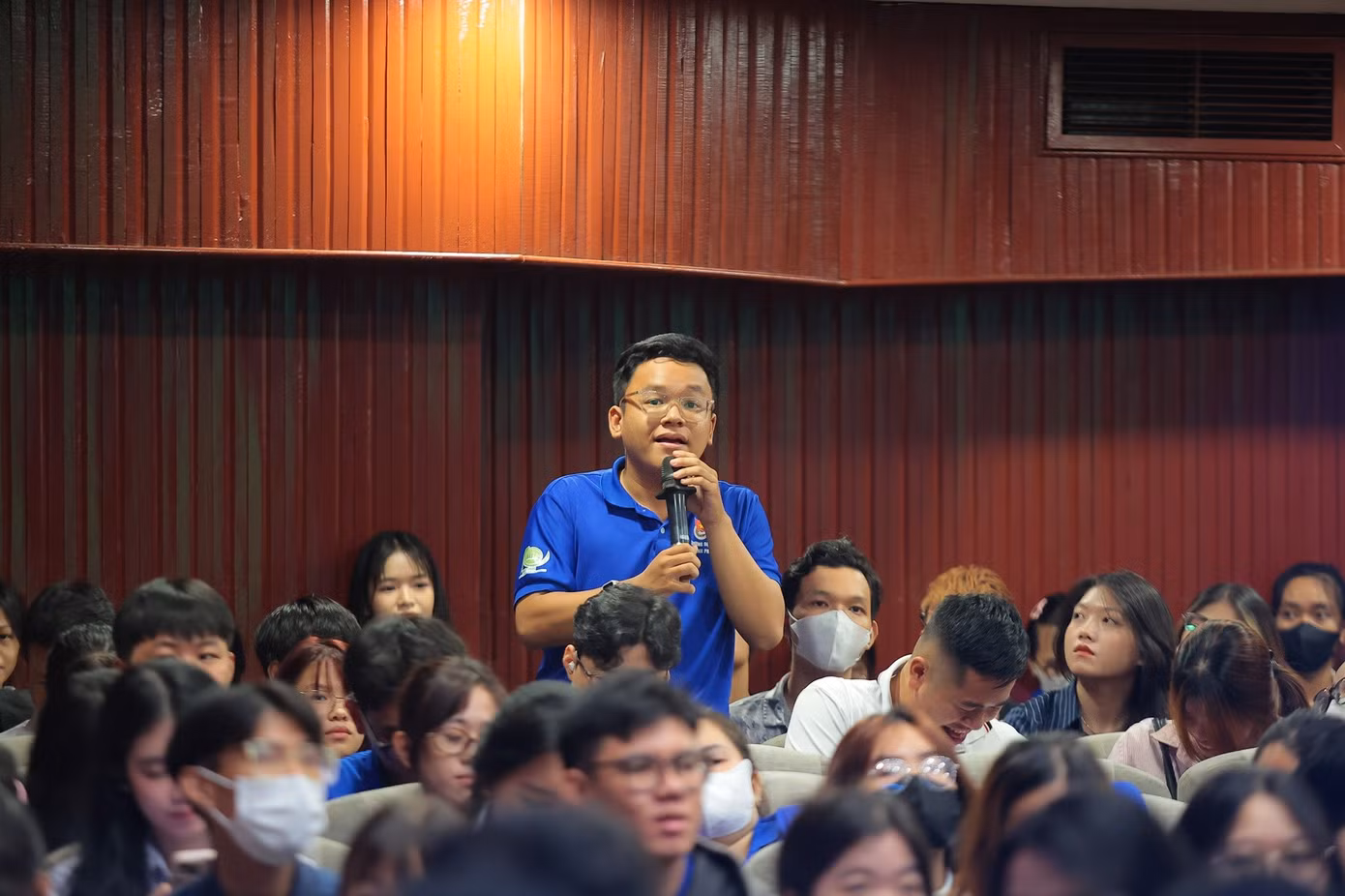sinh-vien-dat-cau-hoi-voi-chuyen-gia-tai-workshop-anh-pham-thai.jpg