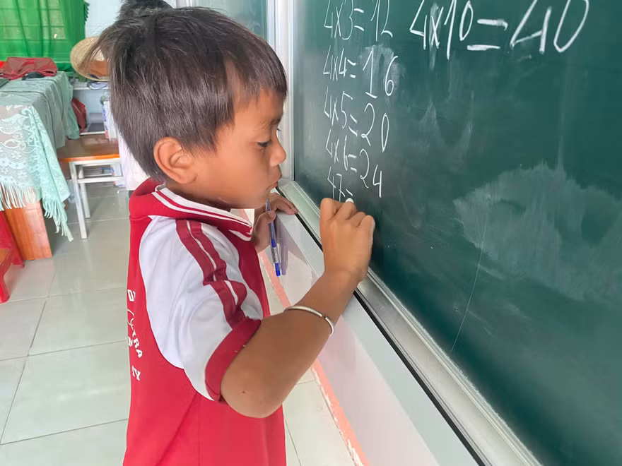 Học sinh thiếu trầm trọng thiết bị học trực tuyến. 