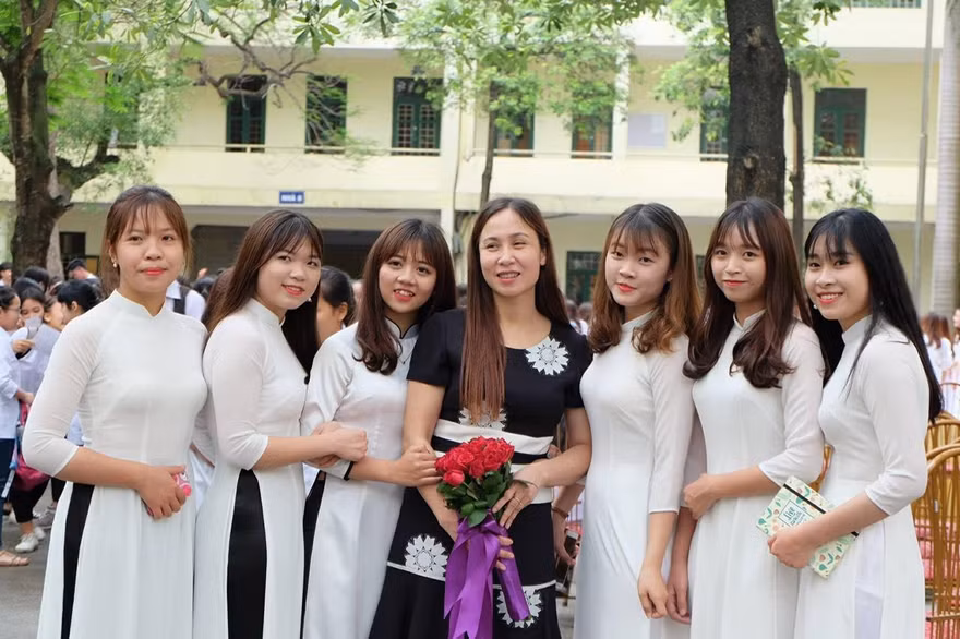 Cô Hà Thanh và học sinh trong dịp 20/11 năm trước.