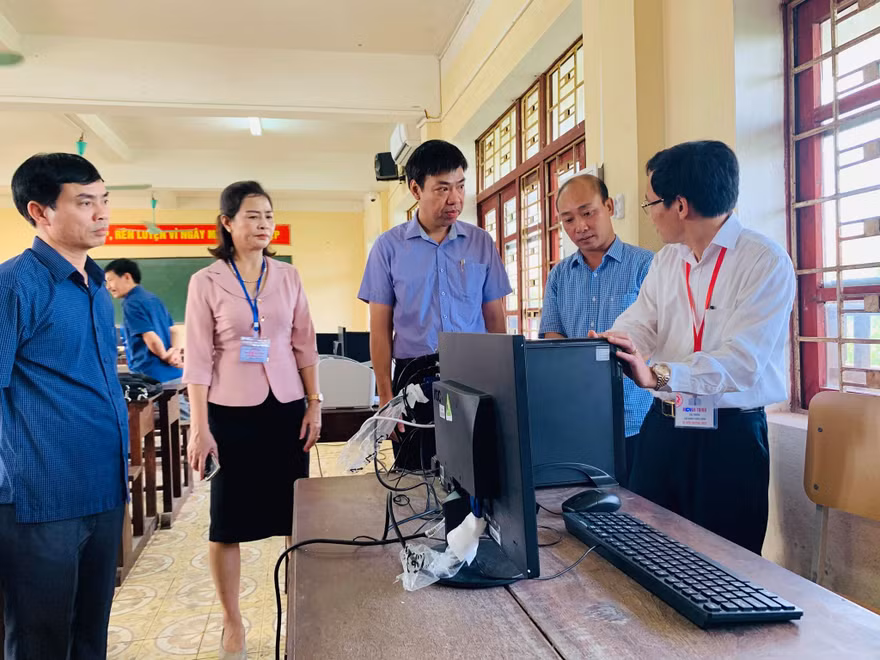 Kiểm tra phòng máy chấm thi trắc nghiệm ở Thanh Hoá