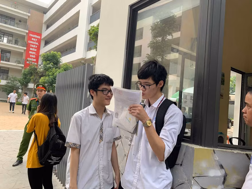  Điểm trung bình môn Ngữ văn là 5.49 điểm