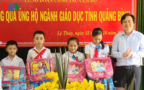 Bộ trưởng Phùng Xuân Nhạ tặng quà cho học sinh vùng lũ Quảng Bình