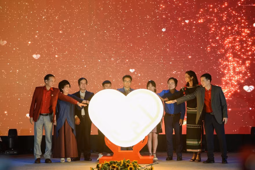 Các đại biểu thực hiện nghi thức phát động Chương trình "Điều ước cho em".