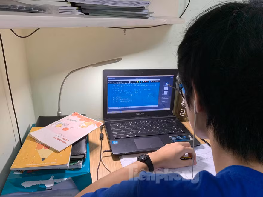 Máy tính là thiết bị không thể thiếu để phục vụ các em học sinh học tập trực tuyến. Ảnh: Nghiêm Huê