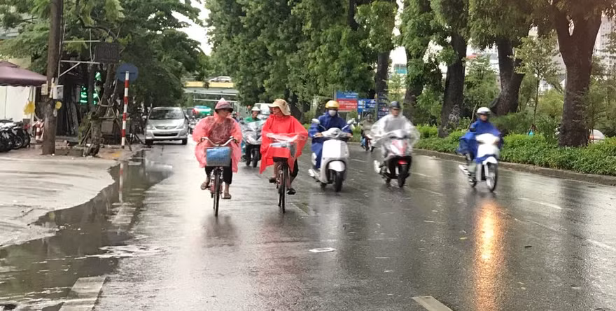 Chiều qua, Hà Nội xuất hiện mưa dông lớn. Dự báo mưa kéo dài trong 3 ngày tới ở thủ đô và các tỉnh Bắc Bộ, Bắc Trung Bộ.