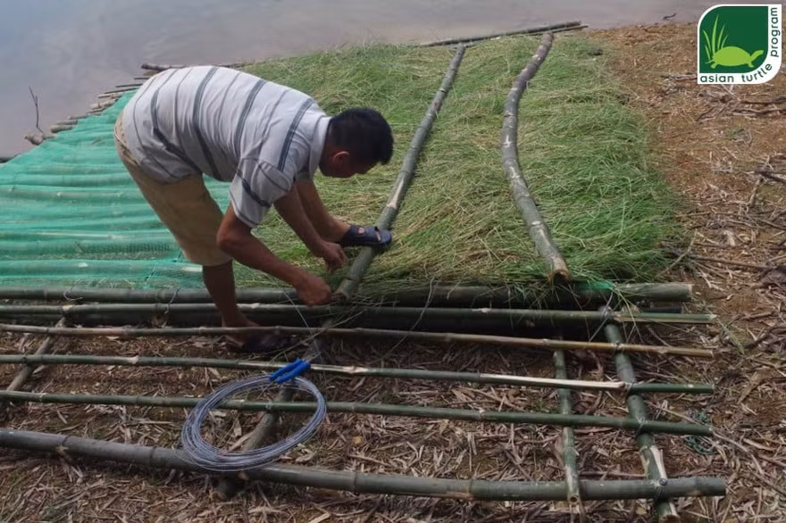Bè nổi được làm từ tre và cỏ trên các đảo hồ Đồng Mô.