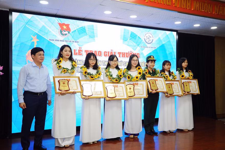 Phương Anh (đứng thứ 3 từ trái sang) trong lễ nhận phần thưởng
