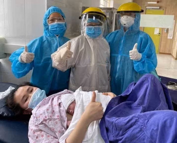 Em bé chào đời trong khu cách ly