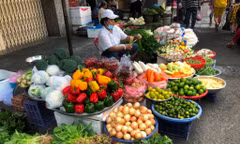 Nhiều mặt hàng rau củ quả, trái cây, thịt cá... dịp lễ không tăng giá