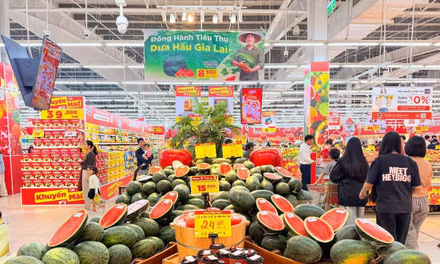 Dưa hấu, xoài vào mùa, giá rẻ bất ngờ