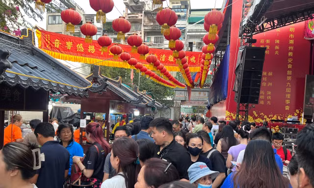 Xếp hàng chờ cả tiếng đồng hồ ăn đậu hũ vàng bán 'mỗi năm một lần'
