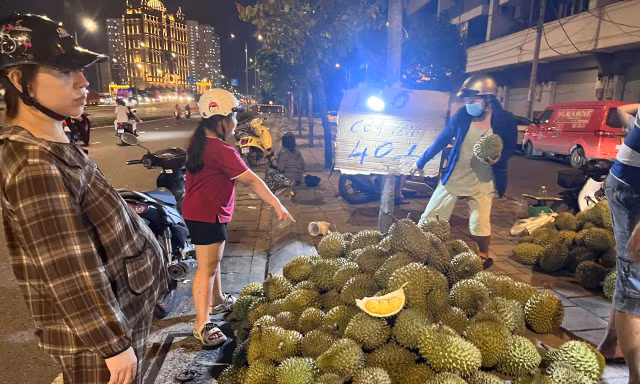 Người dân TPHCM đổ xô ‘săn’ sầu riêng giá siêu rẻ